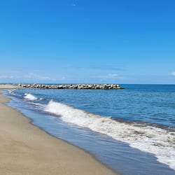Playa privada, arena blanca, sillas reclinables de playa, sombrillas