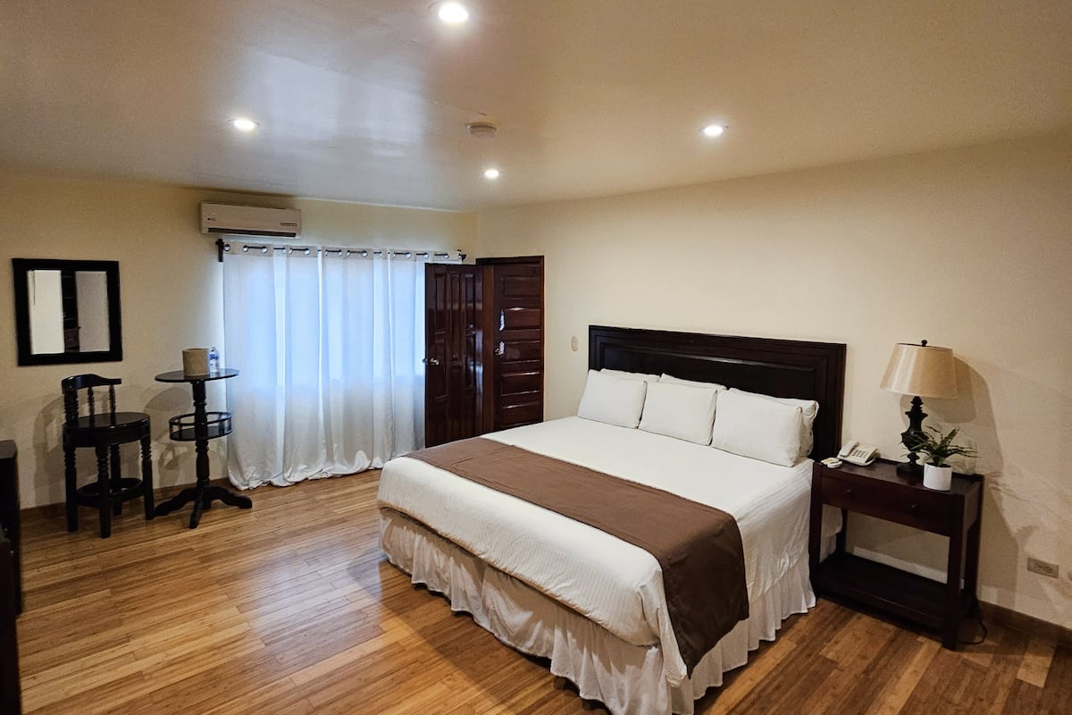 1 bedroom, Egyptian cotton sheets, premium bedding, down duvets