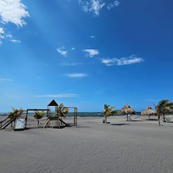 Playa privada, playa de arena blanca, camastros y sombrillas