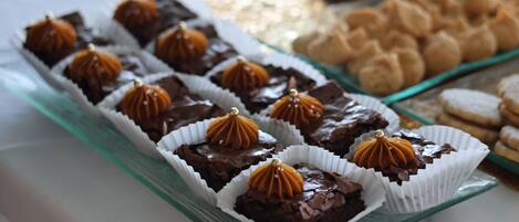 Una bandeja de vidrio con postres de chocolate y galletas.