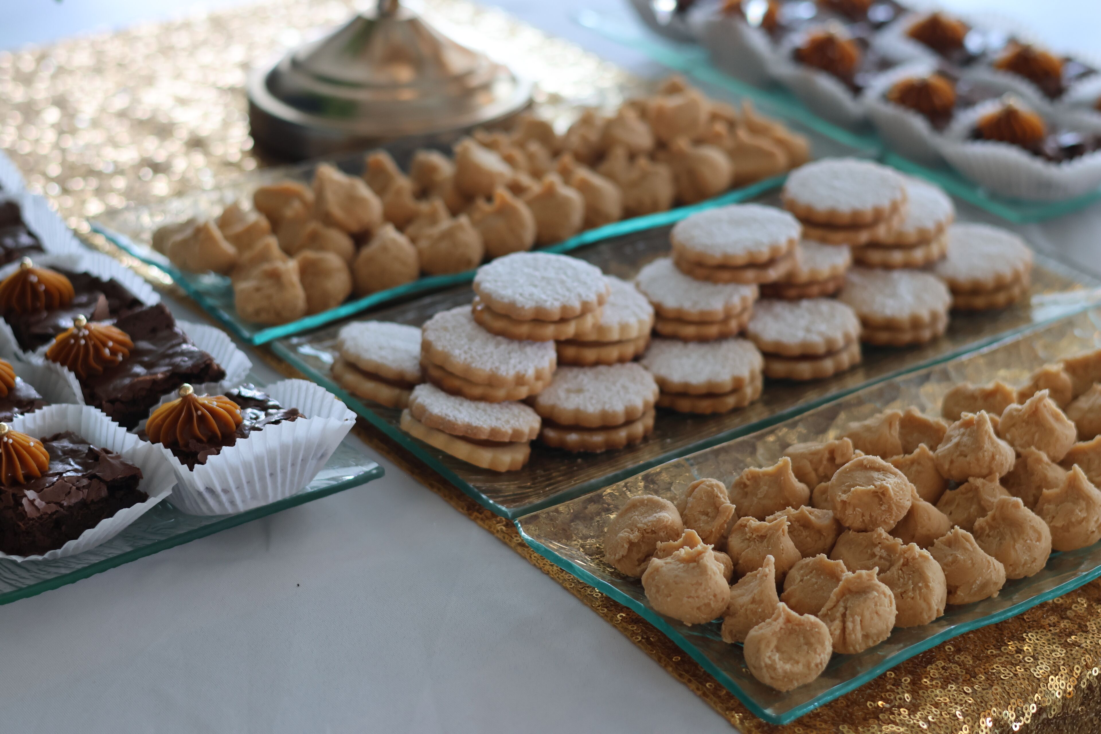 Diversos postres sobre bandejas de vidrio.