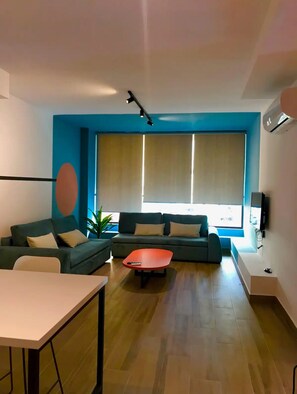 Appartement Design | Coin séjour | Télévision LED de 32 pouces avec chaînes numériques