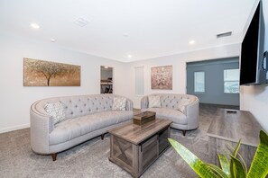 Una televisión, un futbolín