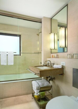 Assecador de cabells, tovalloles, sabó i xampú 