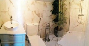 Dusche, Haartrockner, Handtücher, Seife