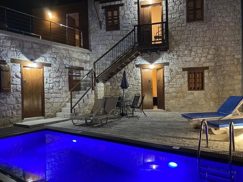 THE STONEHOUSE WITH PRIVATE SWIMMING POOL
