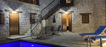 THE STONEHOUSE WITH PRIVATE SWIMMING POOL