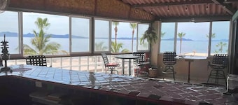 Awesome Top Floor Apartment 320° view of Sea & Mountains