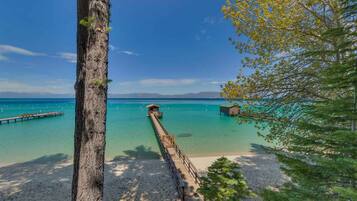 Chaises longues, serviettes de plage