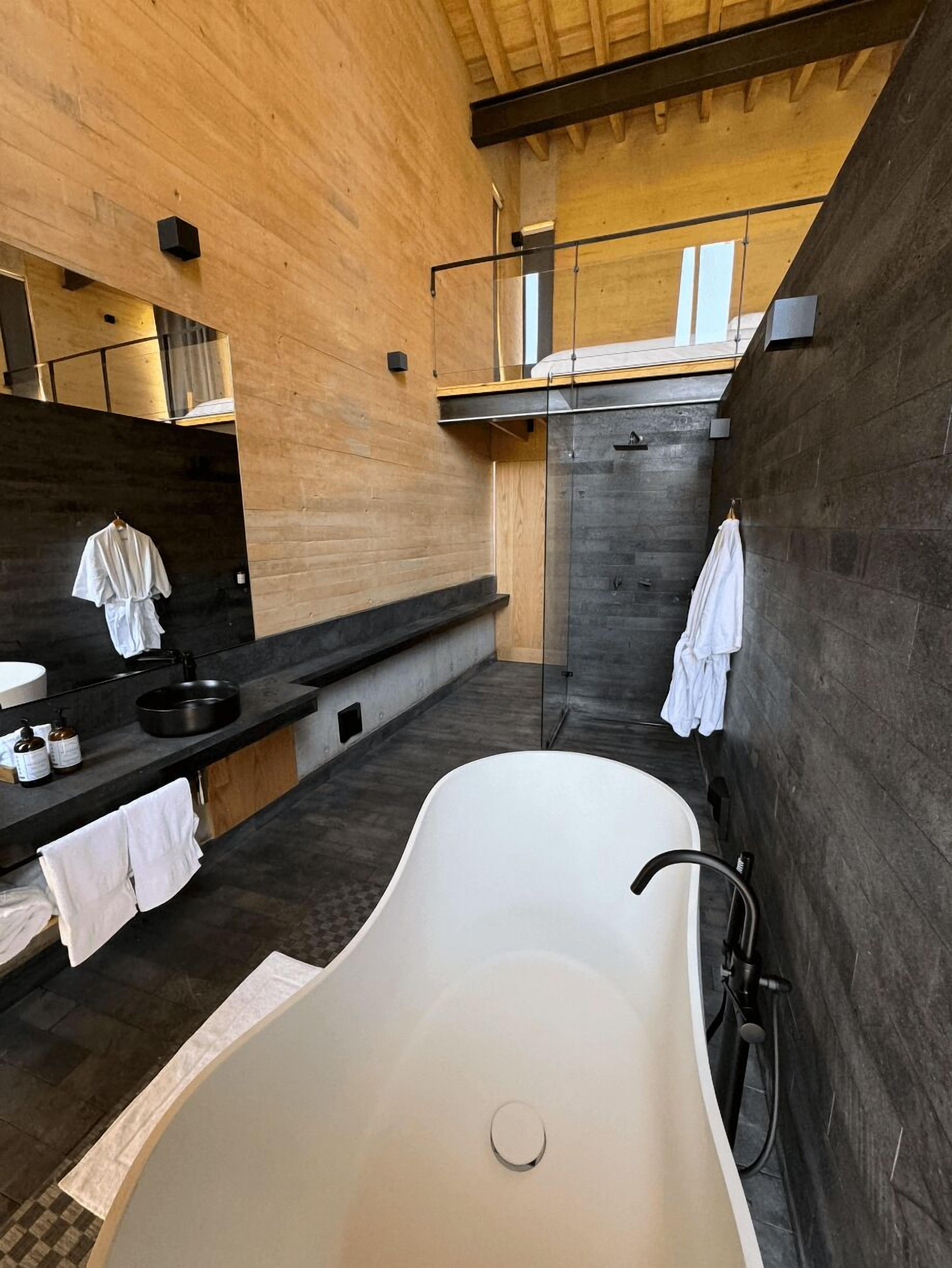 Cabaña Deluxe, 1 habitación, alberca privada | Baño | Tina y regadera independientes y tina profunda 