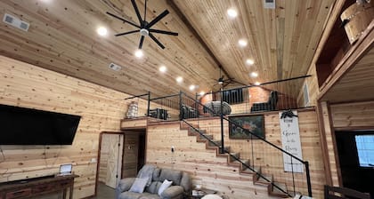 Riverfront Cabin w/Hot Tub. 30 Miles N of Broken Bow Lake. New High speed Wifi