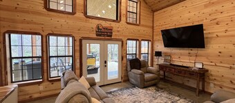  Riverfront Cabin w/Hot Tub. 30 Miles N of Broken Bow Lake. New High speed Wifi