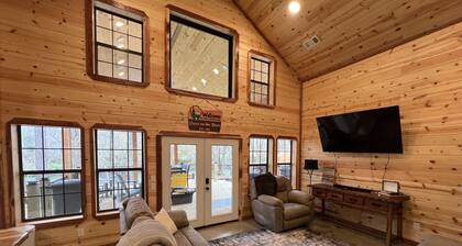 Riverfront Cabin w/Hot Tub. 30 Miles N of Broken Bow Lake. New High speed Wifi