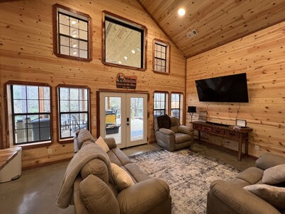  Riverfront Cabin w/Hot Tub. 30 Miles N of Broken Bow Lake. New High speed Wifi