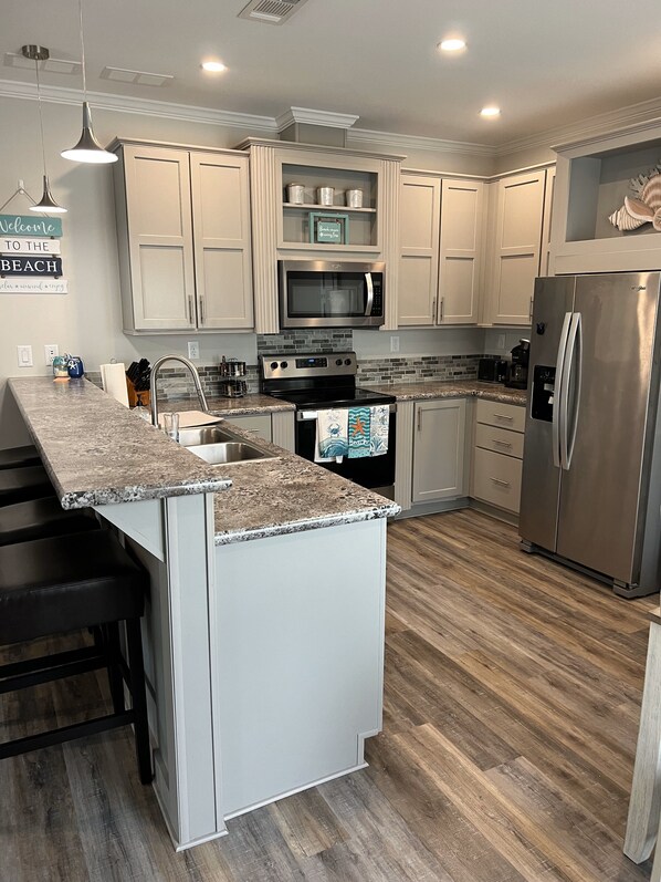 Geladeira, micro-ondas, fogão, cooktop