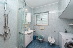 Douche, sèche-cheveux, bidet, serviettes fournies