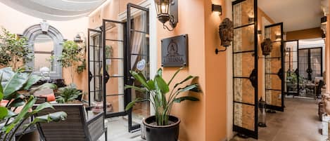 Smart TV 109 pulgadas con canales de televisión por cable, impresora