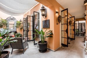 109 インチのスマートテレビ (ケーブル放送視聴可)、プリンター