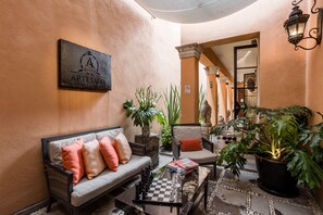 109 インチのスマートテレビ (ケーブル放送視聴可)、プリンター