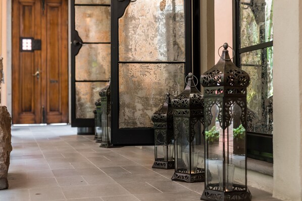 109 インチのスマートテレビ (ケーブル放送視聴可)、プリンター