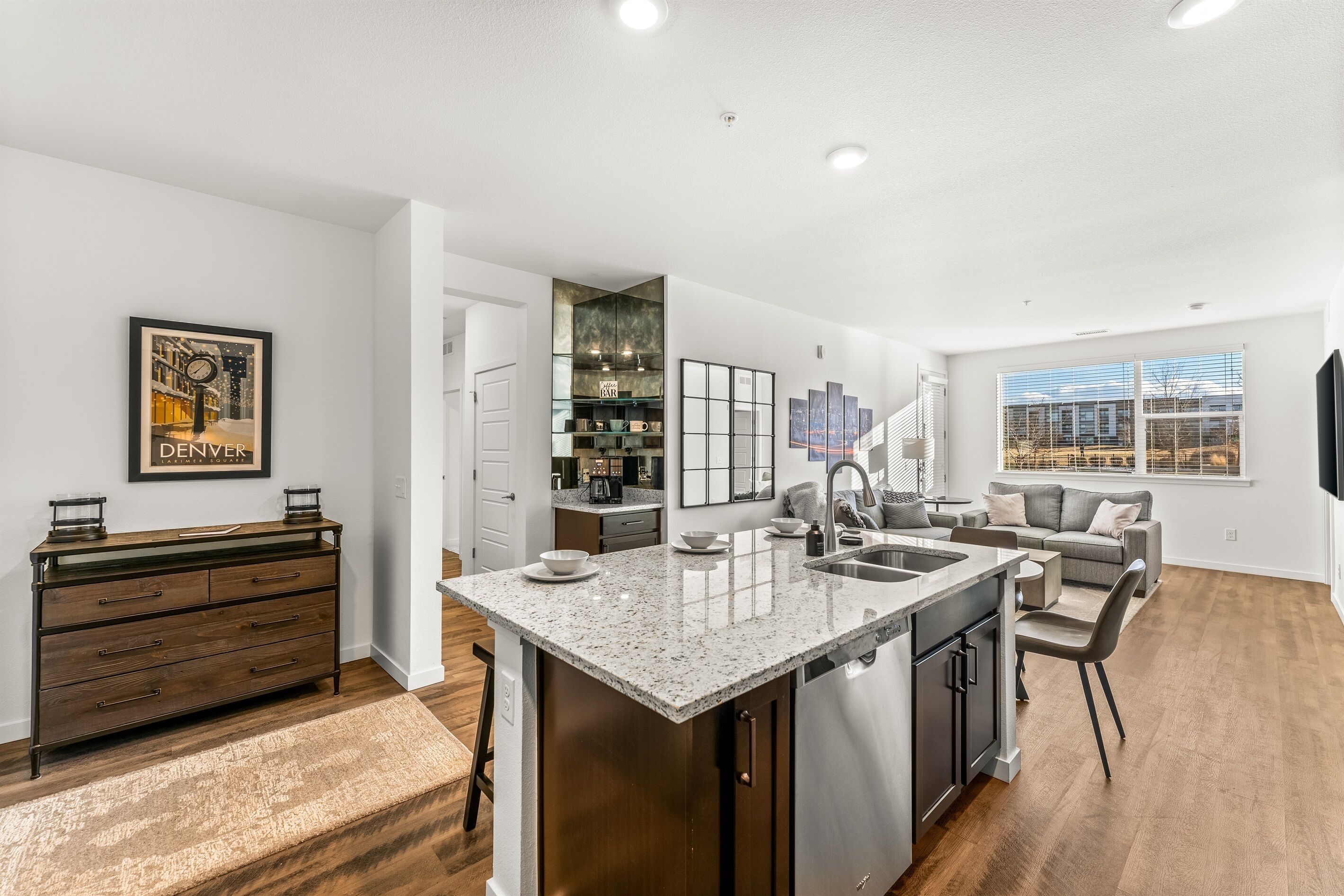 Midterm Luxury: 3BR, King Suite, Garage, SmartTV's