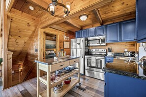 冷蔵庫、電子レンジ、オーブン、コンロ