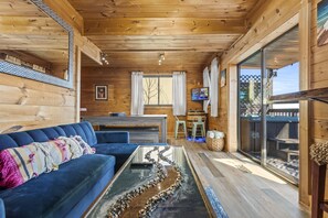 スマートテレビ、暖炉、テレビゲーム、卓球台