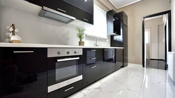 Køleskab, ovn, opvaskemaskine, kaffe-/temaskine