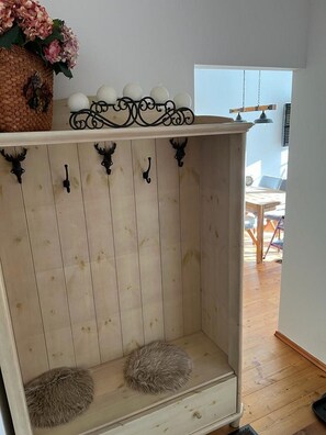 Um banco de madeira com uma cesta trançada e elementos decorativos.