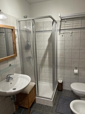 Shower, hair dryer, bidet, towels - Cosy Apartment with terrace in Bad Kleinkirchheim (Bad Kleinkirchheim)