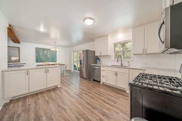 Fridge, microwave, oven, stovetop - Terryland Cottage - Downtown Hot Springs! (Hot Springs)