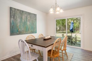 Dining - Terryland Cottage - Downtown Hot Springs! (Hot Springs)