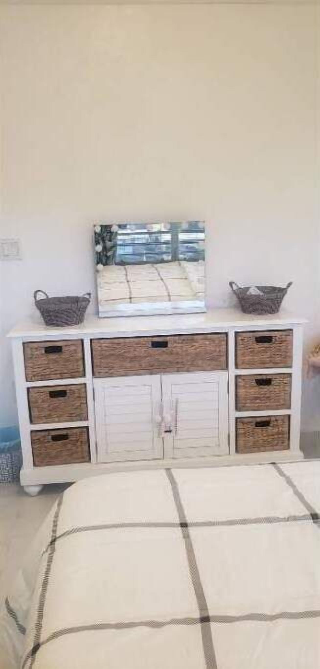 3 dormitorios, tabla de planchar con plancha, cuna de viaje