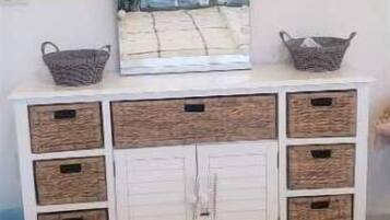 3 habitaciones, tabla de planchar con plancha y cuna de viaje