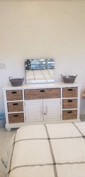 3 habitaciones, tabla de planchar con plancha y cuna de viaje 