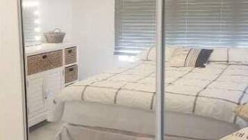 3 slaapkamers, een strijkplank/strijkijzer, reisbedje, gratis wifi