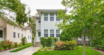 Spacious 2BR 2Level Apt - Walkable to metro!