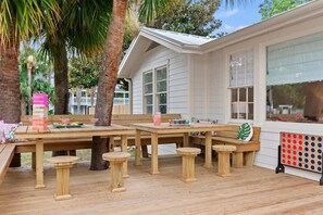 Outdoor dining - Striped Palm Bungalow (Tybee Island)