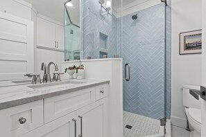 Bathroom - Striped Palm Bungalow (Tybee Island)