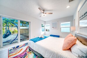 3 bedrooms, desk, iron/ironing board, travel crib - Heated Pool+Hot Tub! Walk To Beach & Shops! (Fort Lauderdale)