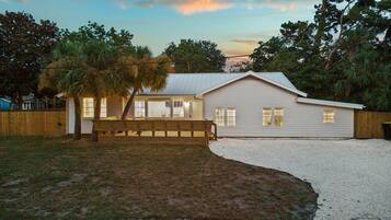 Nhà, nhiều giường (Pink Pearl By the Sea 6 Bedroom) | Ngoại thất