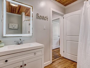 Bathroom - Striped Palm House (Tybee Island)