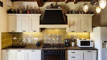 Kühlschrank, Mikrowelle, Ofen, Herdplatte