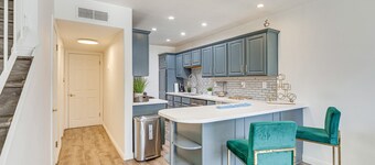 Los Angeles Townhome: Off-Street Parking & Balcony