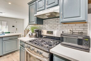 Réfrigérateur, micro-ondes, plaque de cuisson, lave-vaisselle