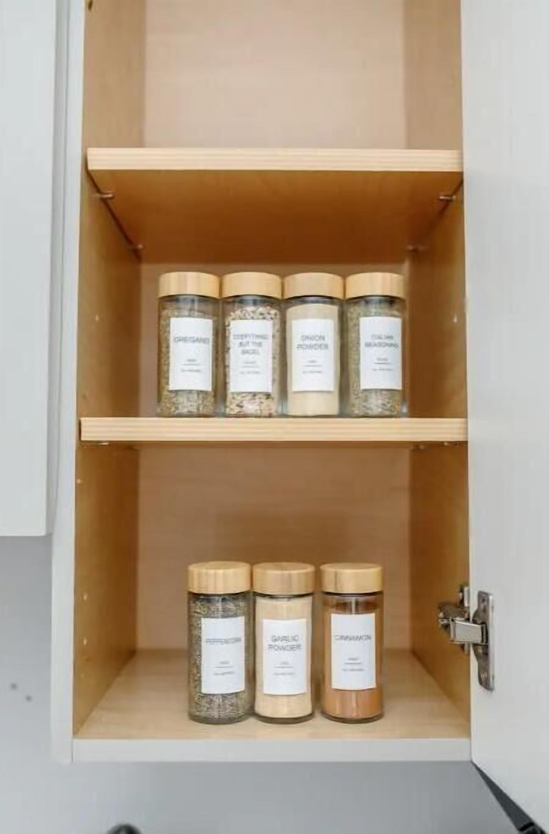 Un meuble en bois doté de trois étagères, chacune contenant des pots d’épices.