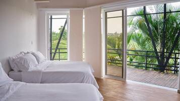 Bureau, espace de travail pour ordinateur portable, Wi-Fi gratuit