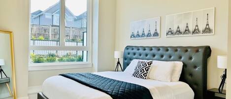 3 slaapkamers, een strijkplank/strijkijzer, gratis wifi, beddengoed