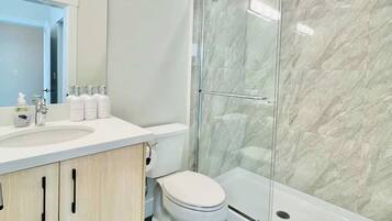 Secador de pelo, toallas, jabón y champú