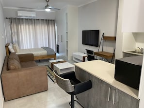 1 dormitorio, tabla de planchar con plancha, wifi y ropa de cama